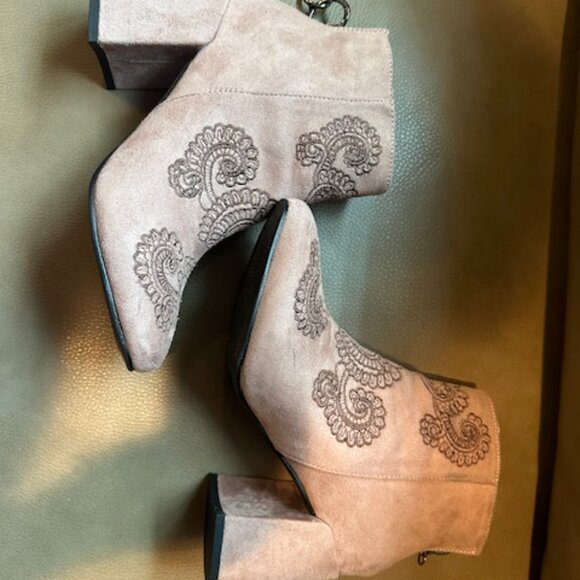 A RIDER GIRL DUSTY PINK SUEDE ANKLE BOOTS WITH EMBROIDERED FRONT DESIGN.  SZ 7 - Picture 4 of 8